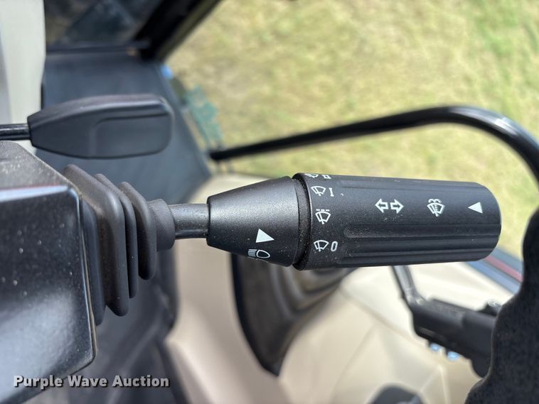 image for item ET7192 2023 Massey Ferguson 5711 Dyna-4 MFWD tractor