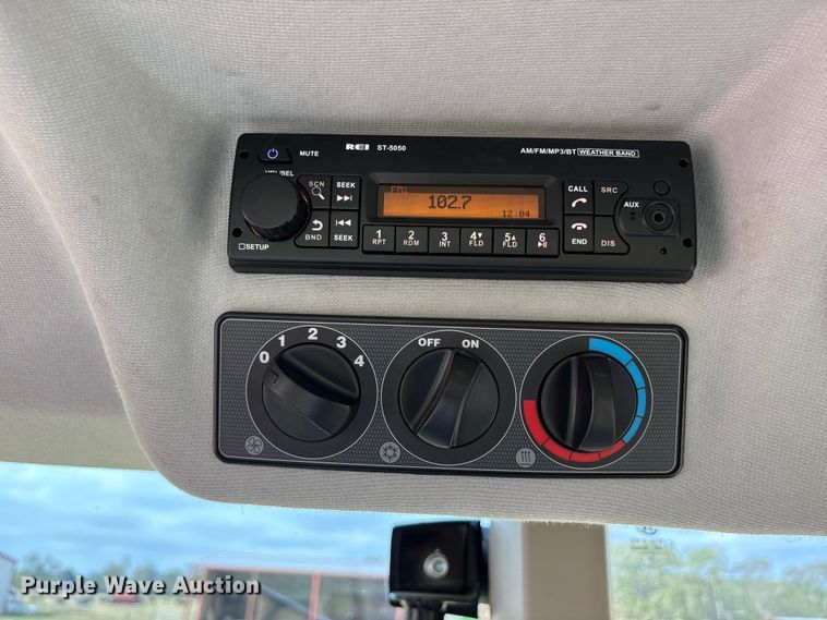 image for item ET7192 2023 Massey Ferguson 5711 Dyna-4 MFWD tractor