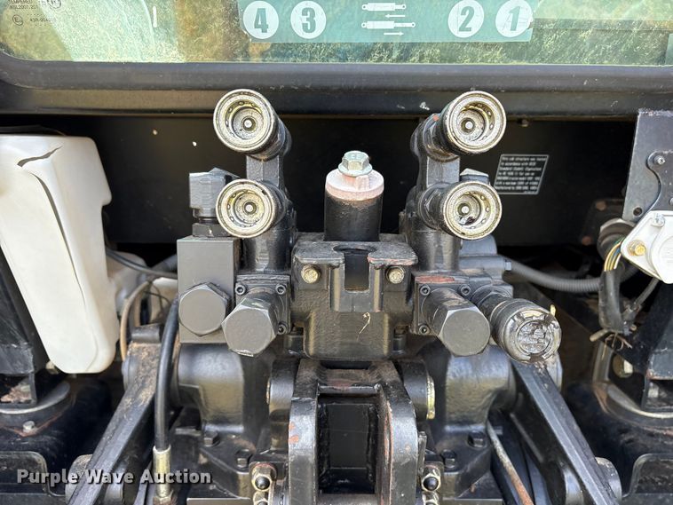 image for item ET7193 2015 Mahindra 105S MFWD tractor