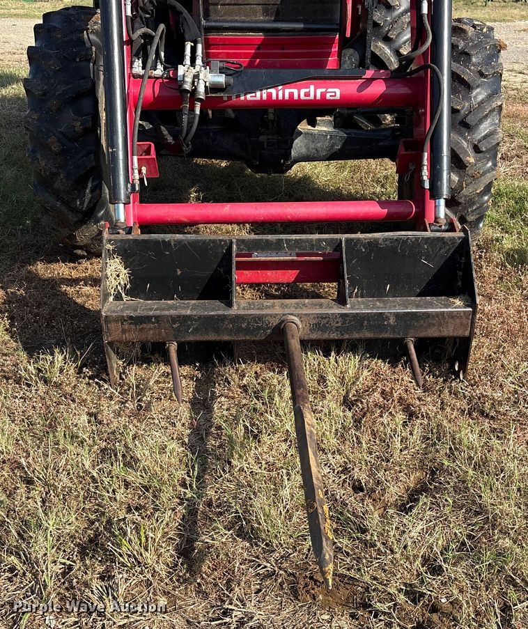 image for item ET7196 2015 Mahindra 5570 MFWD tractor