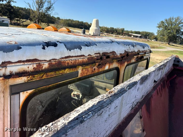 image for item ET7224 2000 Freightliner FL80 applicator truck