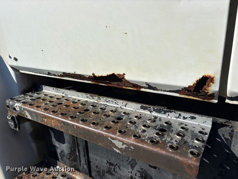 image for item ET7224 2000 Freightliner FL80 applicator truck