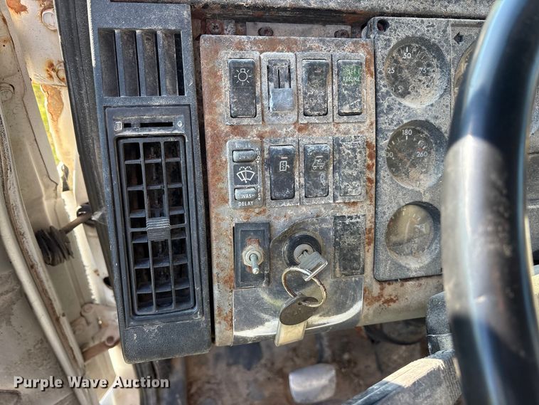 image for item ET7224 2000 Freightliner FL80 applicator truck