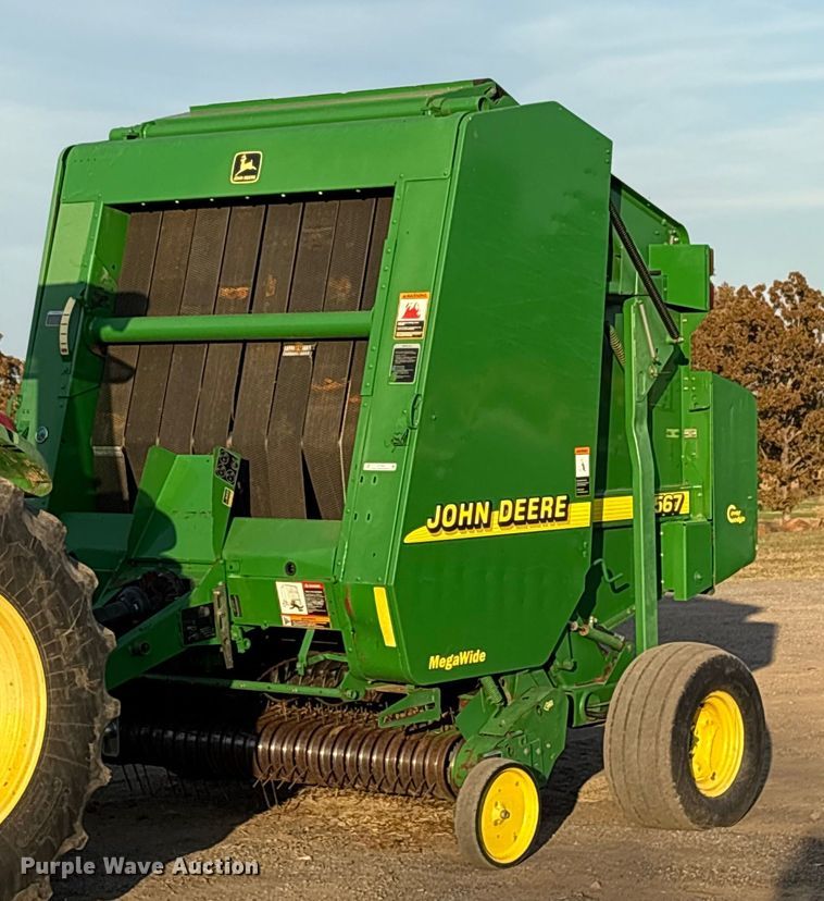 image for item ET7251 2001 John Deere 567 round baler