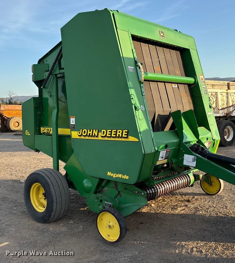 image for item ET7251 2001 John Deere 567 round baler