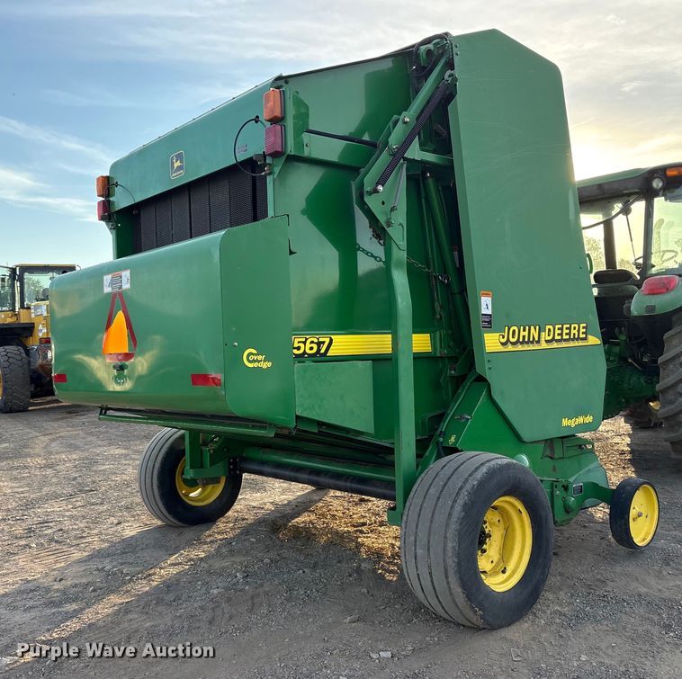 image for item ET7251 2001 John Deere 567 round baler