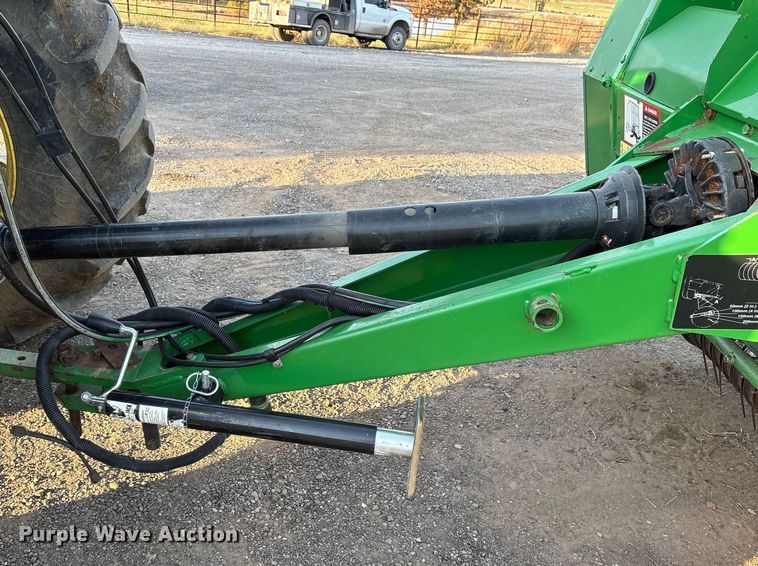 image for item ET7251 2001 John Deere 567 round baler