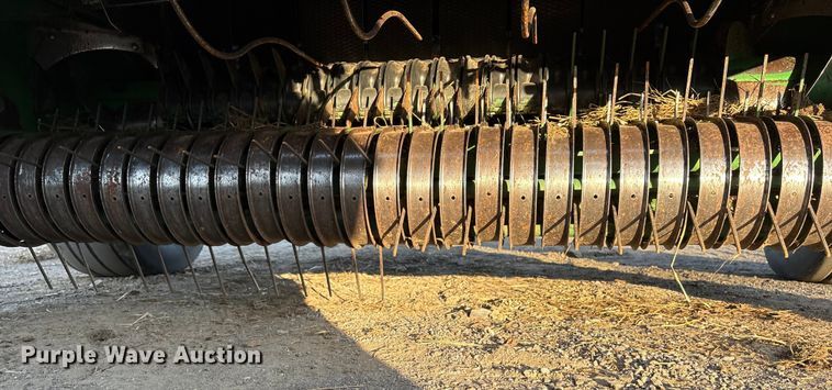 image for item ET7251 2001 John Deere 567 round baler