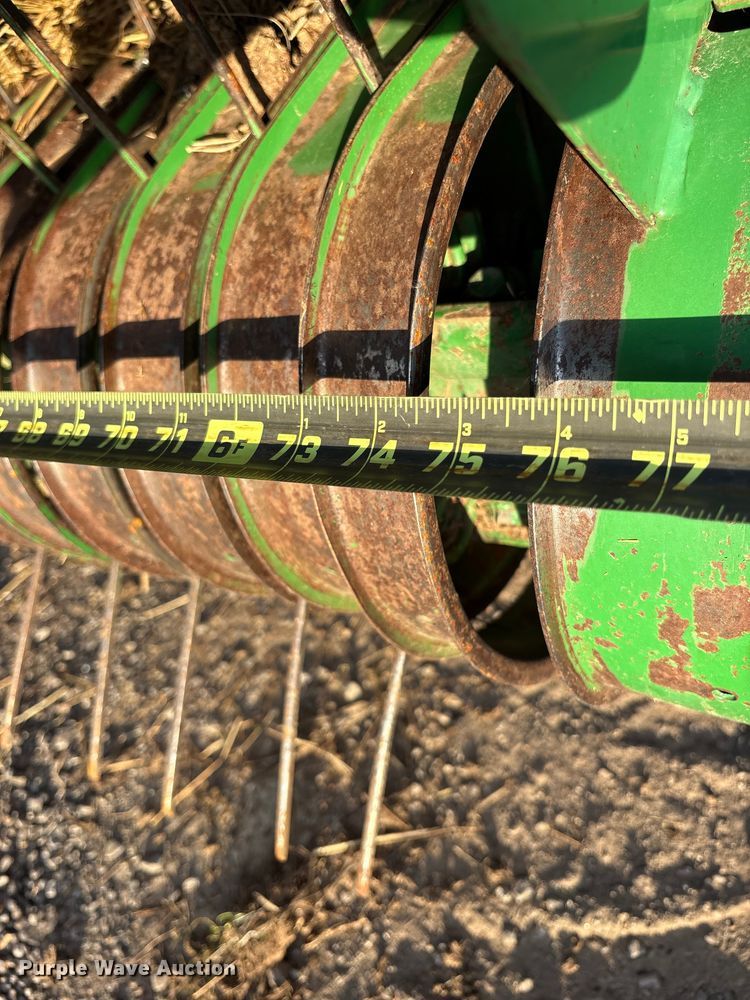 image for item ET7251 2001 John Deere 567 round baler
