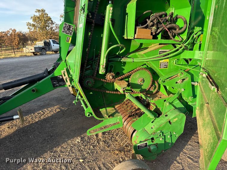 image for item ET7251 2001 John Deere 567 round baler