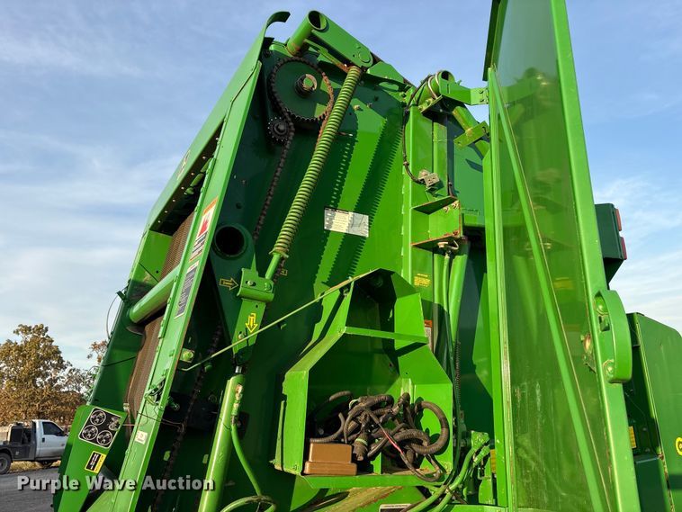 image for item ET7251 2001 John Deere 567 round baler