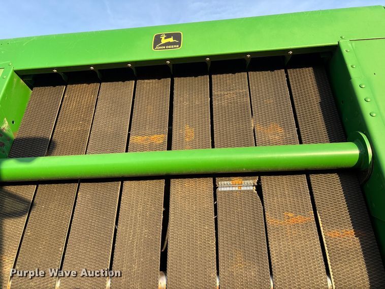 image for item ET7251 2001 John Deere 567 round baler