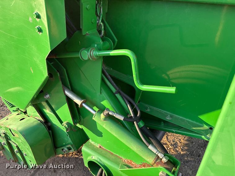 image for item ET7251 2001 John Deere 567 round baler
