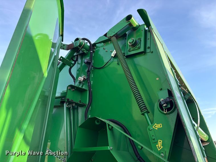 image for item ET7251 2001 John Deere 567 round baler