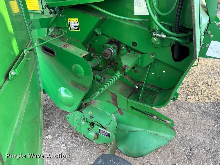 image for item ET7251 2001 John Deere 567 round baler