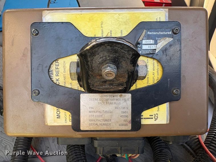 image for item ET7251 2001 John Deere 567 round baler