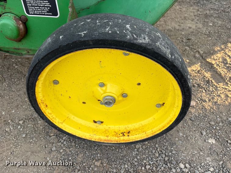image for item ET7251 2001 John Deere 567 round baler