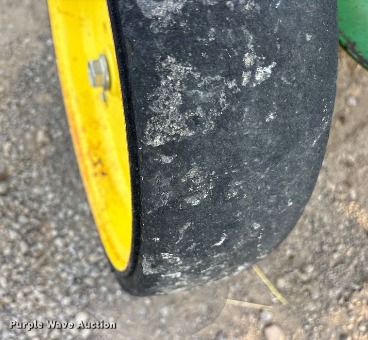 image for item ET7251 2001 John Deere 567 round baler