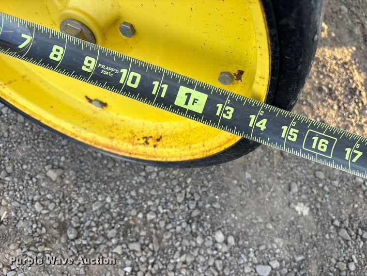 image for item ET7251 2001 John Deere 567 round baler