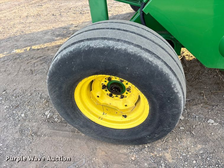 image for item ET7251 2001 John Deere 567 round baler