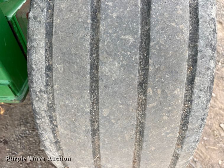 image for item ET7251 2001 John Deere 567 round baler