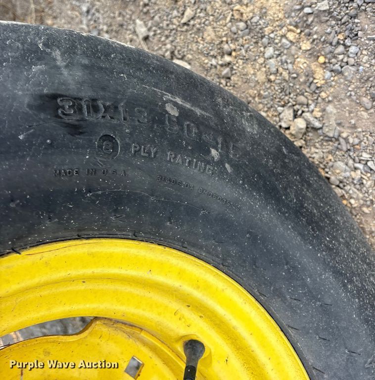 image for item ET7251 2001 John Deere 567 round baler