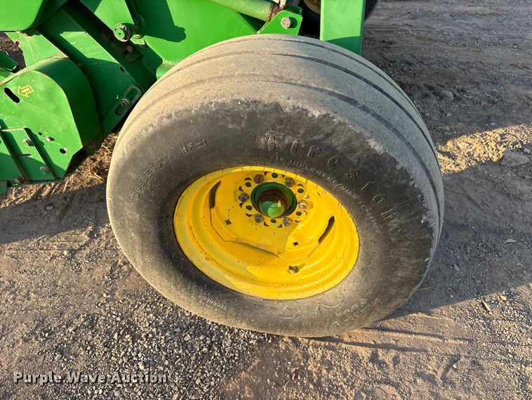 image for item ET7251 2001 John Deere 567 round baler