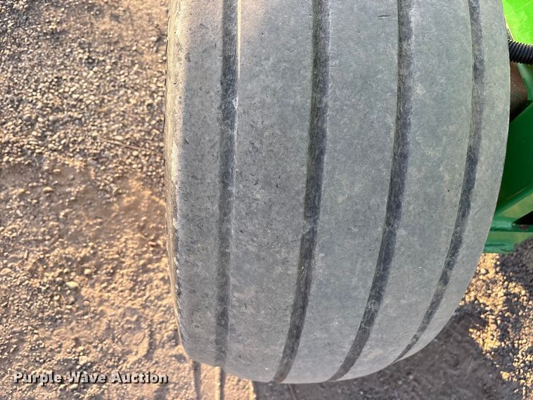 image for item ET7251 2001 John Deere 567 round baler