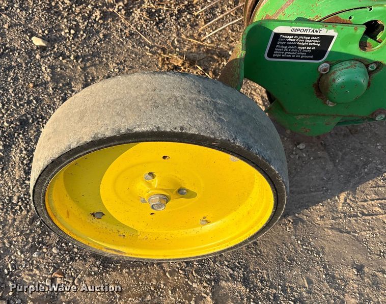 image for item ET7251 2001 John Deere 567 round baler