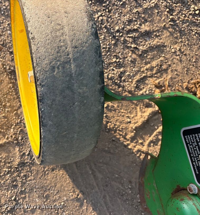 image for item ET7251 2001 John Deere 567 round baler