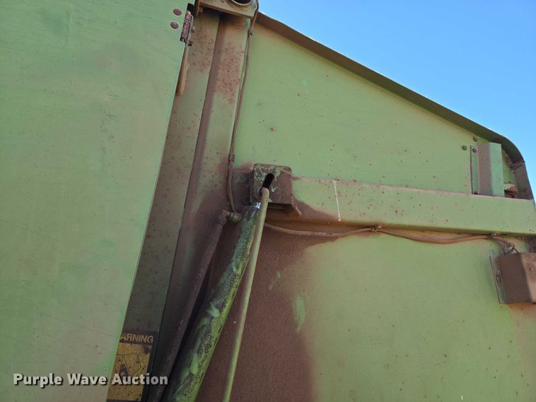 image for item EU3999 John Deere 530 round baler