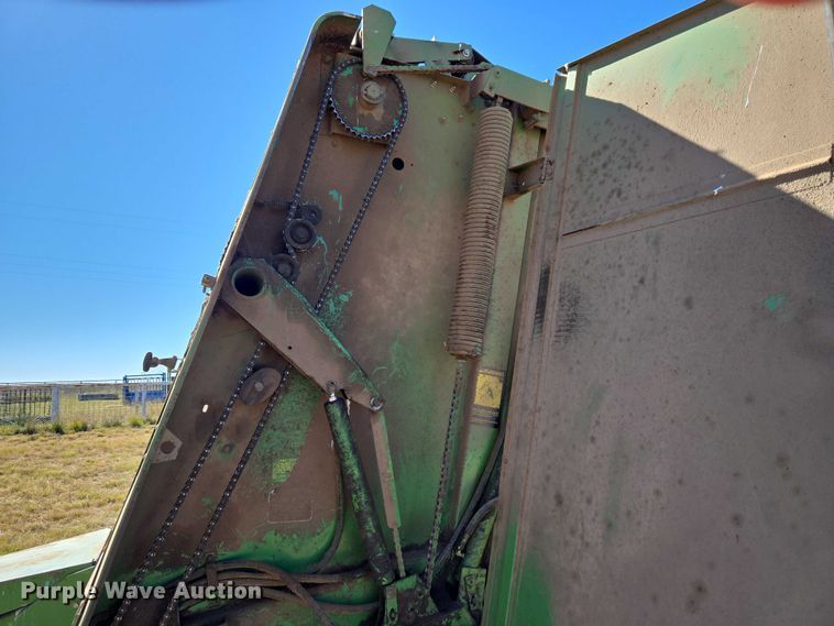 image for item EU3999 John Deere 530 round baler