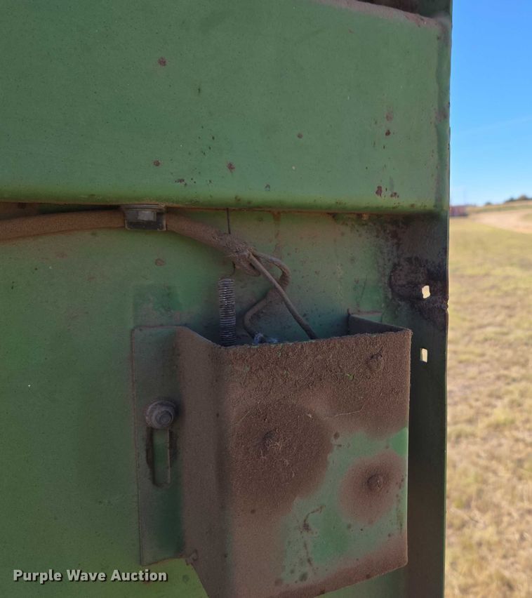 image for item EU3999 John Deere 530 round baler