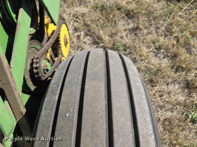 image for item EU3999 John Deere 530 round baler