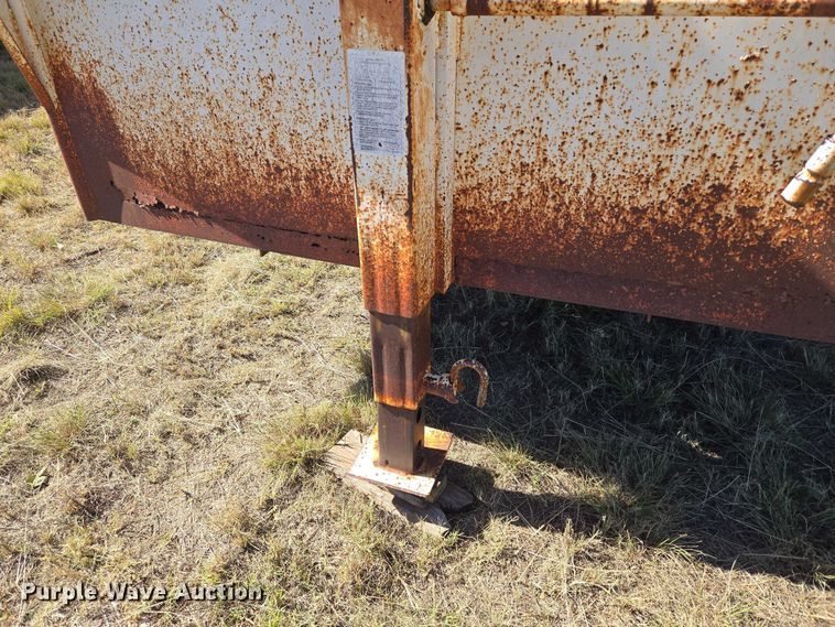 image for item EU4000 1990 W-W Trailer Manufacturers livestock trailer