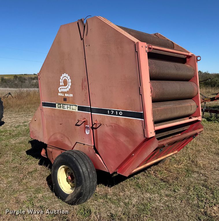 image for item EU6207 Gehl 1710 round baler