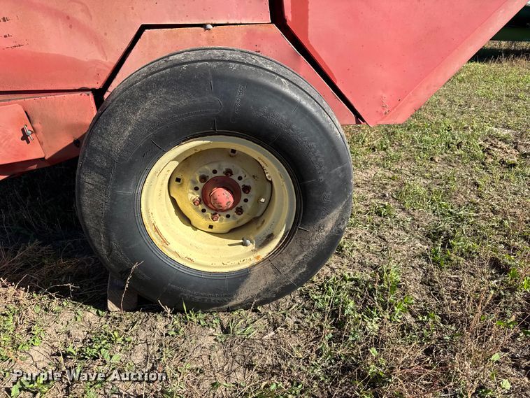 image for item EU6207 Gehl 1710 round baler