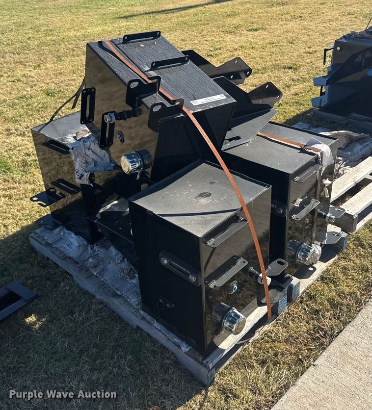 image for item EU6319 (5) Great Plains hydraulic tanks