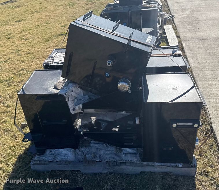 image for item EU6319 (5) Great Plains hydraulic tanks