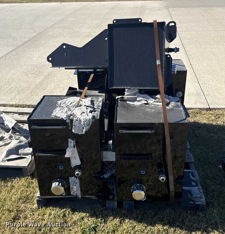 image for item EU6319 (5) Great Plains hydraulic tanks