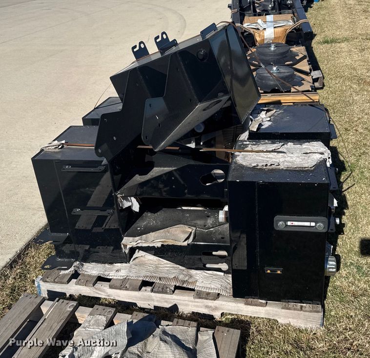 image for item EU6319 (5) Great Plains hydraulic tanks