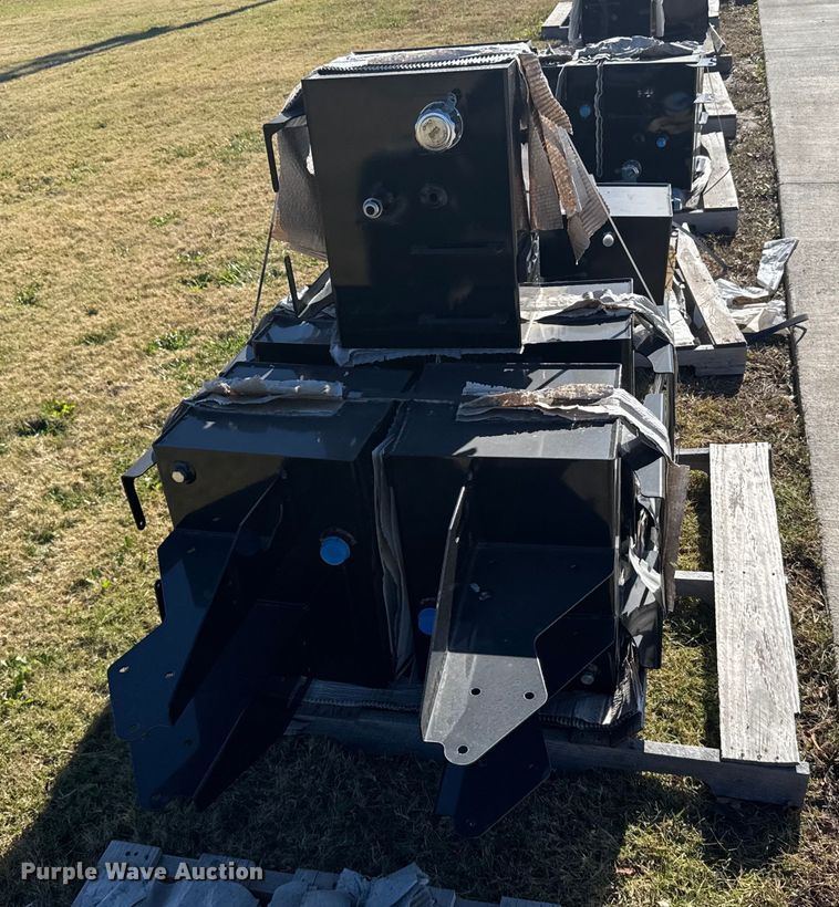 image for item EU6321 (5) Great Plains hydraulic tanks