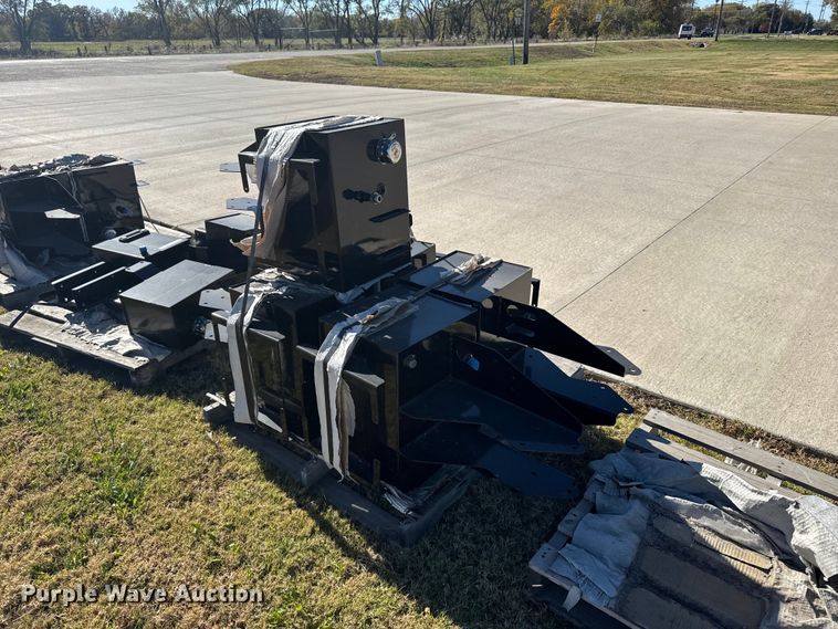 image for item EU6321 (5) Great Plains hydraulic tanks