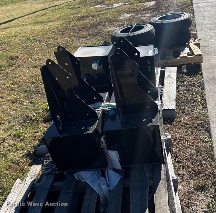 image for item EU6323 (4) Great Plains hydraulic tanks