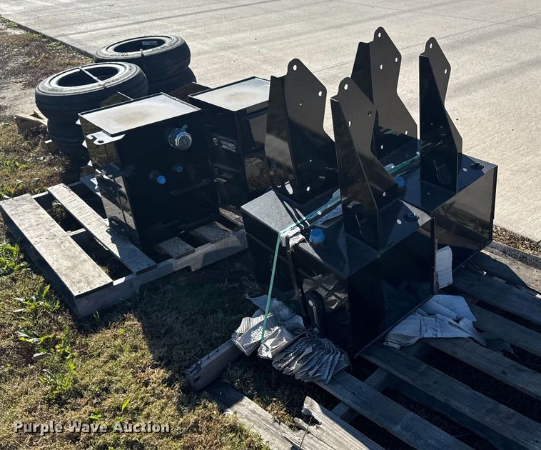 image for item EU6323 (4) Great Plains hydraulic tanks