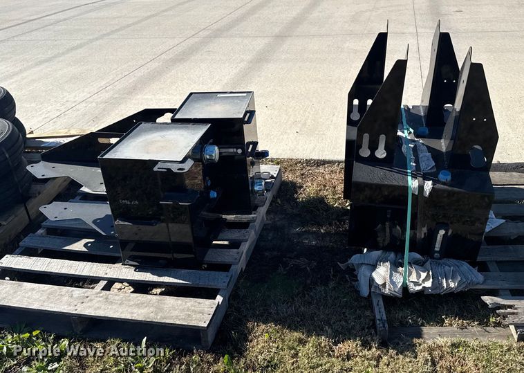 image for item EU6323 (4) Great Plains hydraulic tanks