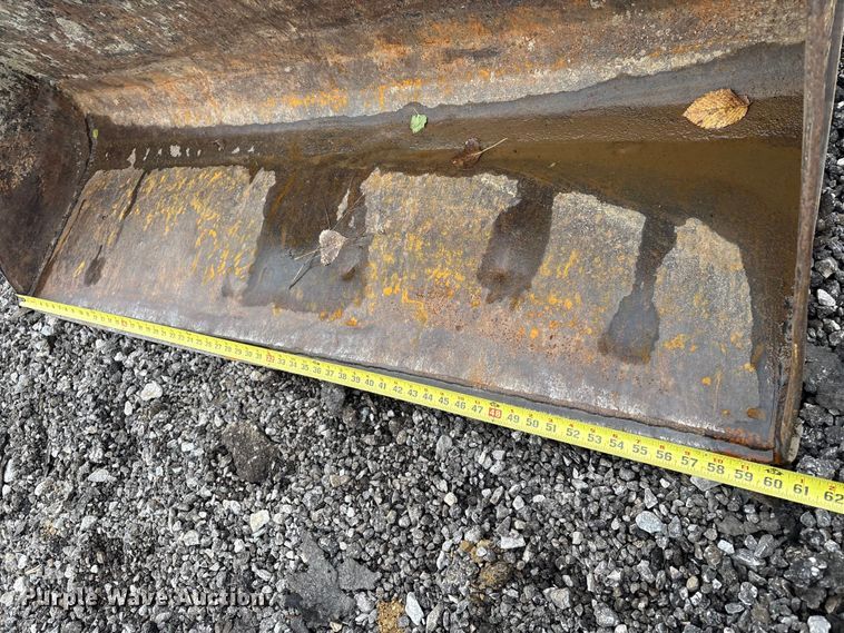 image for item EV2520 Kubota L2600DT MFWD tractor