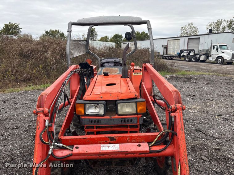 image for item EV2520 Kubota L2600DT MFWD tractor