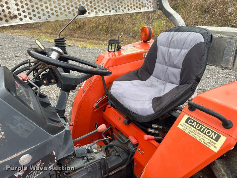 image for item EV2520 Kubota L2600DT MFWD tractor