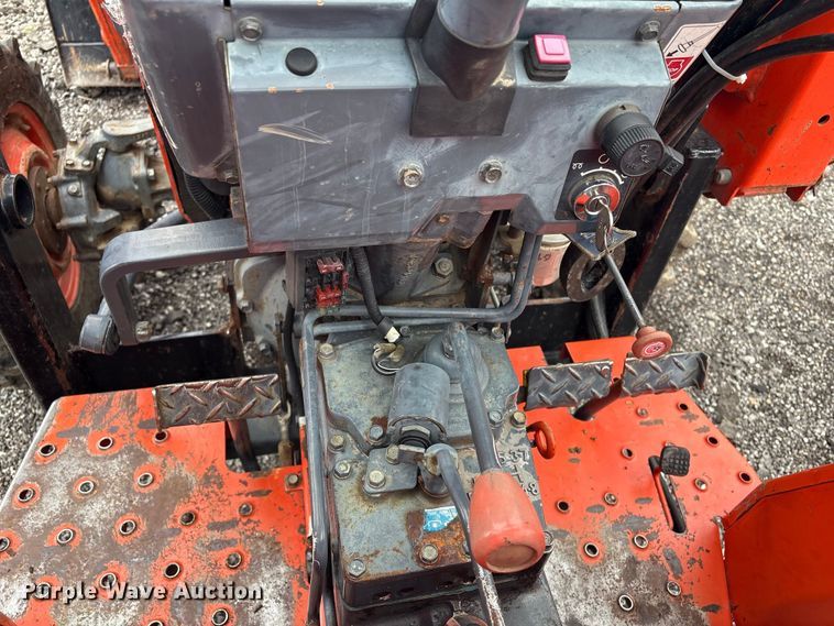 image for item EV2520 Kubota L2600DT MFWD tractor